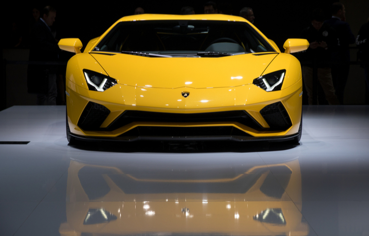 Lamborghini kız çocuklarının yer aldığı reklamını tepkiler üzerine geri çekti Lamborghini kız çocuklarının yer aldığı reklamını tepkiler üzerine geri çekti