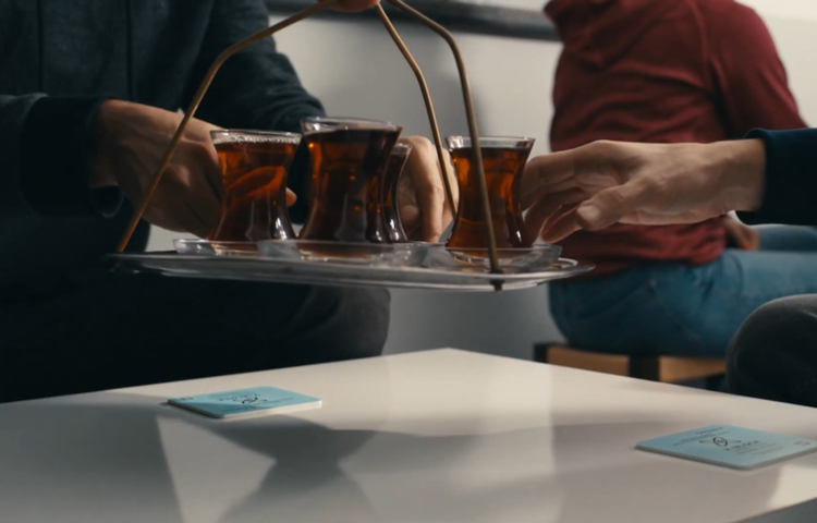 Paşabahçe Covid-19'a çay bardağıyla savaş açtı Paşabahçe Covid-19'a çay bardağıyla savaş açtı