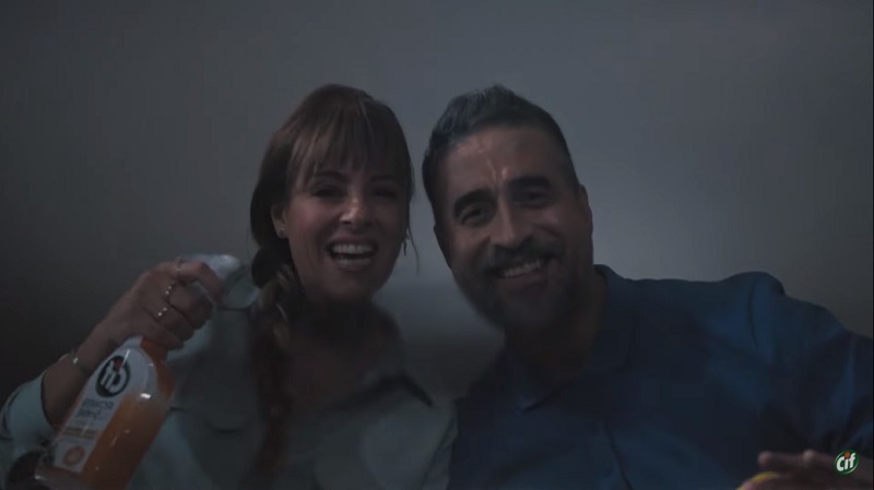 Doğa Rutkay Kamal ailesiyle birlikte kamera karşısında