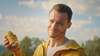 Kerem Bursin, kahveden çaya geçti