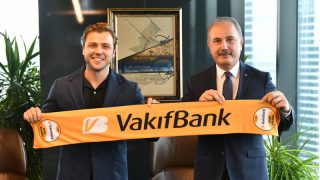 Vakıfbank'ın yeni marka yüzü Tolga Sarıtaş oldu