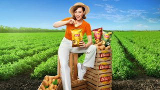 Demet Evgar Lay's tarlalarını keşfe çıktı