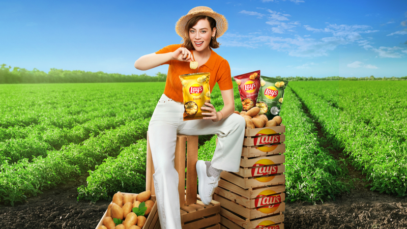 Demet Evgar Lay's tarlalarını keşfe çıktı Demet Evgar Lay's tarlalarını keşfe çıktı