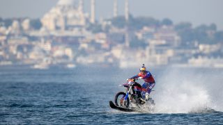 Robbie Maddison, motosikletle İstanbul Boğazı'nı aştı