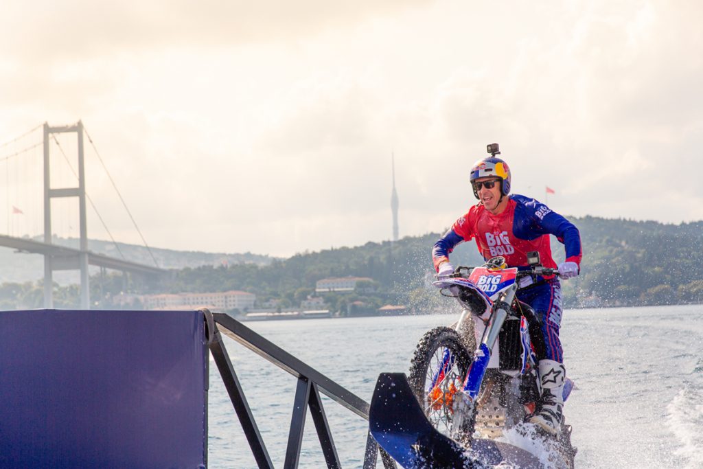 Robbie Maddison, motosikletle İstanbul Boğazı'nı aştı Robbie Maddison, motosikletle İstanbul Boğazı'nı aştı