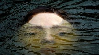 boğulan kadın heykeli