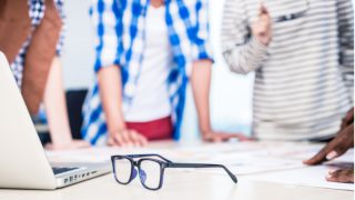 İz İletişim: Müşterilerimi ve çalışanlarımızın arasında kaldık