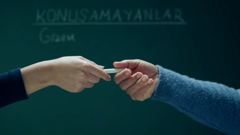 Kara tahtaya bu sefer konuşamayanların ismi yazılıyor Kara tahtaya bu sefer konuşamayanların ismi yazılıyor