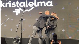 Kristal Elma'dan Günseli Özen'e plaket