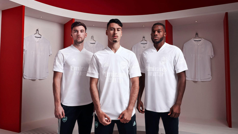 Arsenal formasındaki kırmızıyı çıkartıyor. Peki neden? Arsenal forması değişti