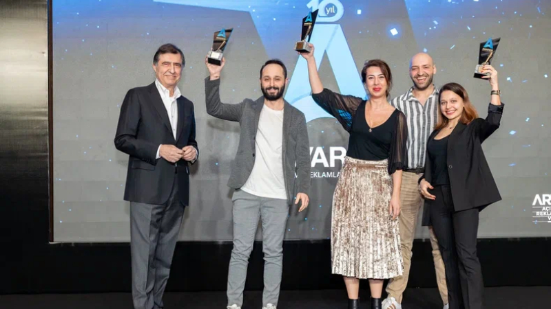 A Awards 2022'de En iyi Açıkhava reklamı ödülü Yumoş