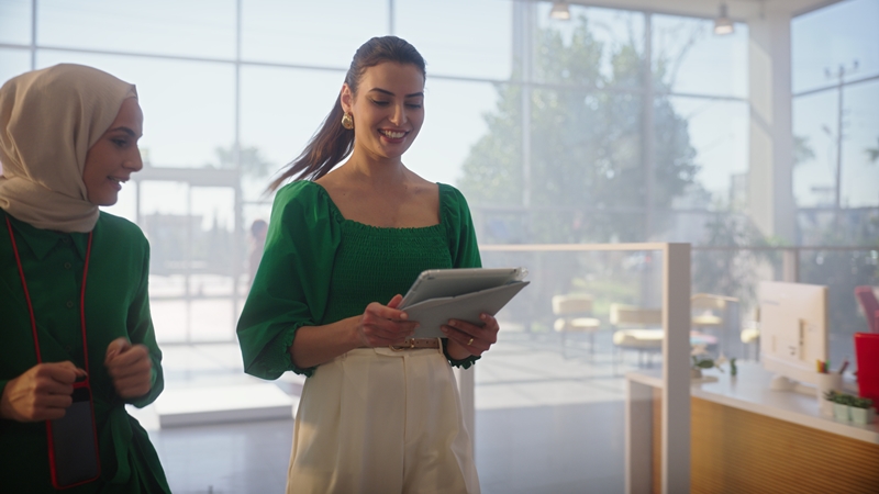 LC Waikiki’nin dillere dolanan jingle’ını Karsu seslendirdi!