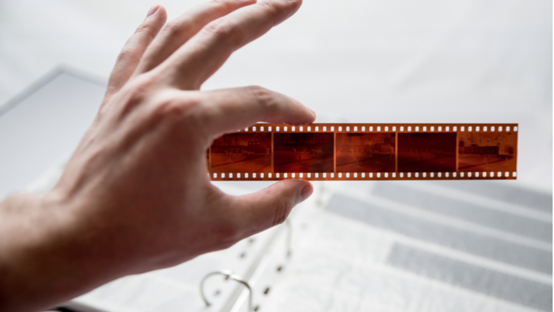 Film şeritlerine hapsolan çocukluk anıları nasıl özgürleştirilir? Film şeritlerine hapsolan çocukluk anıları nasıl özgürleştirilir?