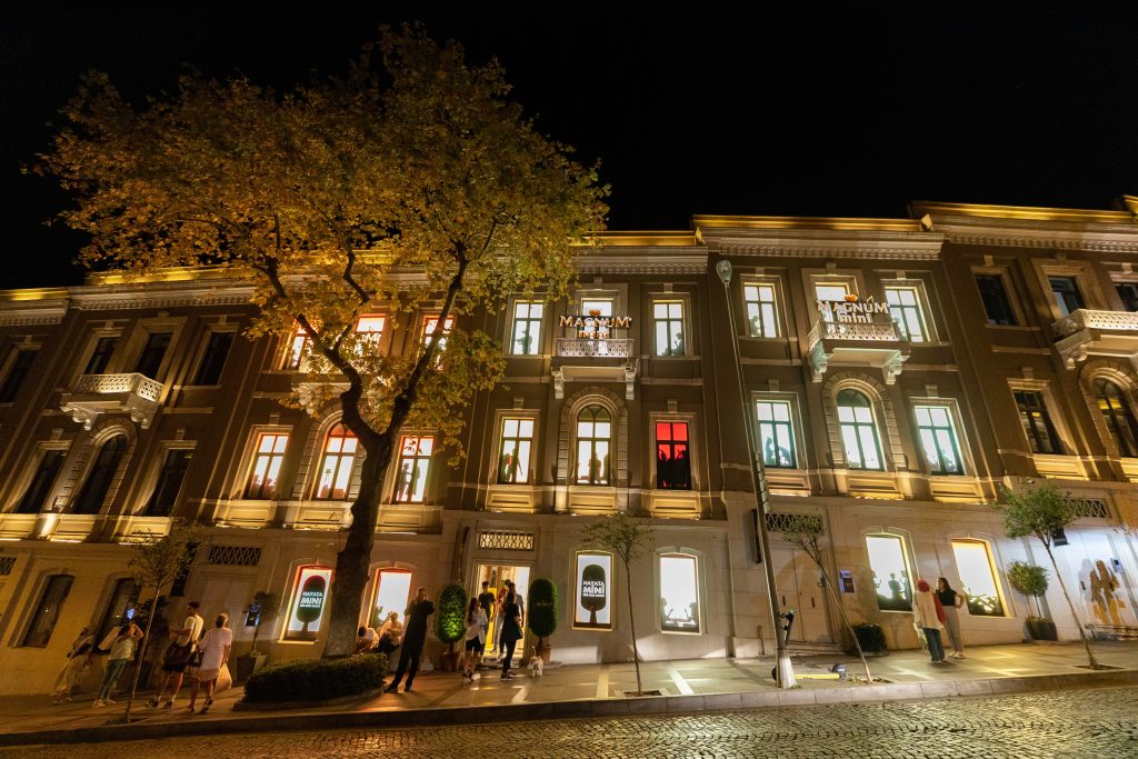 Magnum, Akaretler'de pencereleri reklam mecrasına dönüştürdü Magnum, Akaretler'de pencereleri reklam mecrasına dönüştürdü