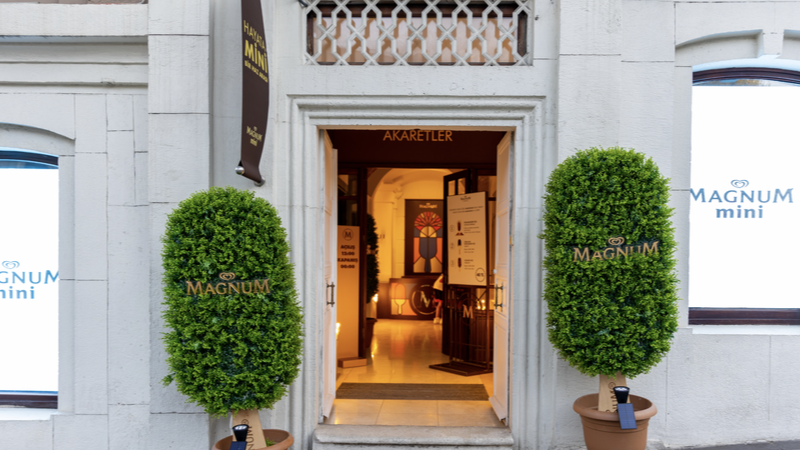 Magnum, Akaretler'de pencereleri reklam mecrasına dönüştürdü magnum