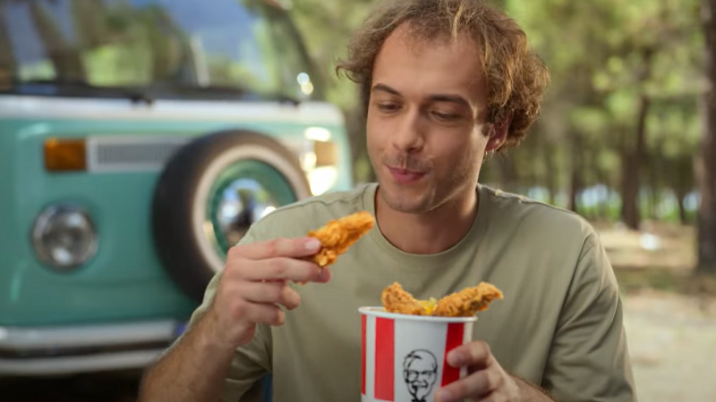 KFC’nin yeni reklam filmini izleyenlere “al geldi” KFC’nin yeni reklam filmini izleyenlere “al geldi”