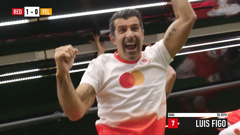 Luis Figo Mastercard formasıyla "yerçekimsiz" ortamda gol attı! Luis Figo Mastercard formasıyla "yerçekimsiz" ortamda gol attı!