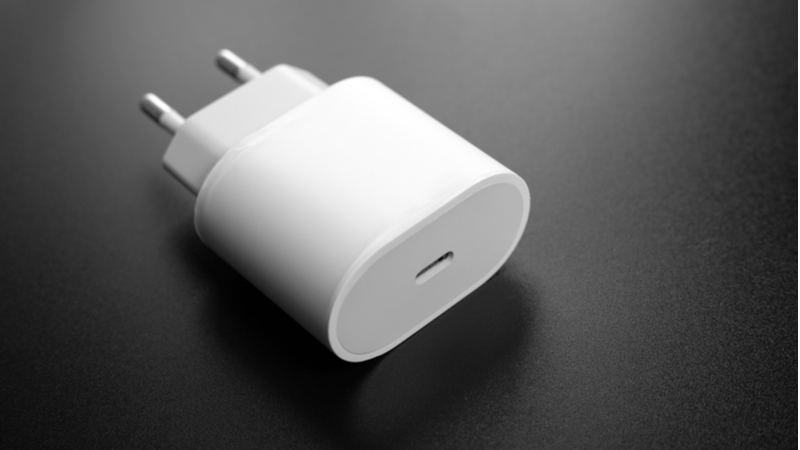 Apple'ın kutulardan çıkarttığı şarj adaptörleri mahkeme kararıyla geri dönüyor! | Son 24 saatin gündemi Apple'ın kutulardan çıkarttığı şarj adaptörleri mahkeme kararıyla geri dönüyor! | Son 24 saatin gündemi