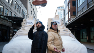 NYC trafiğine çıkan devasa Vans'lara yoğun ilgi