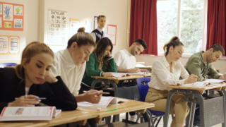 Ünlüler okul sırasında sosyal deneyde