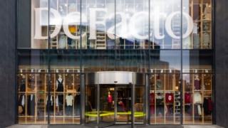 Deprem bölgesinde Bakanlığın himayesindeki tüm çocuklar bir yıl boyunca DeFacto'dan giyinecek