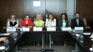 Antalya Halkla İlişkiler Derneği gençlere "Gitme kal bu şehirde" diyor...