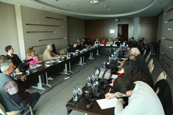 Antalya Halkla İlişkiler Derneği gençlere "Gitme kal bu şehirde" diyor... Antalya Halkla İlişkiler Derneği gençlere "Gitme kal bu şehirde" diyor...