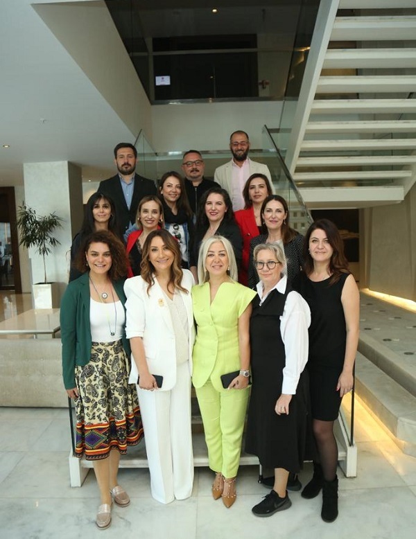 Antalya Halkla İlişkiler Derneği gençlere "Gitme kal bu şehirde" diyor... Antalya Halkla İlişkiler Derneği gençlere "Gitme kal bu şehirde" diyor...