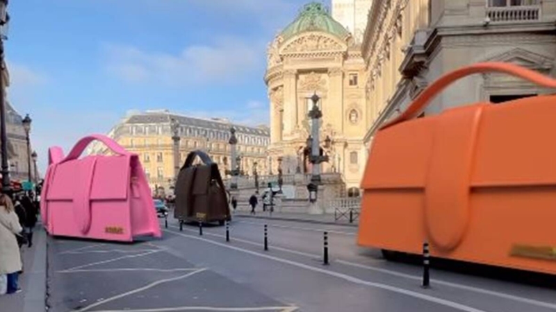 Paris sokaklarında gezinen dev çantalar gerçek mi? Paris sokaklarında gezinen dev çantalar gerçek mi?