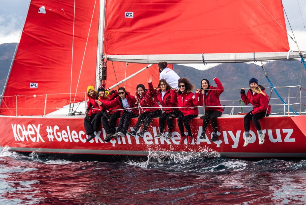 Biz yarıştık, her deniz mili kızlarımıza burs oldu... Biz yarıştık, her deniz mili kızlarımıza burs oldu...