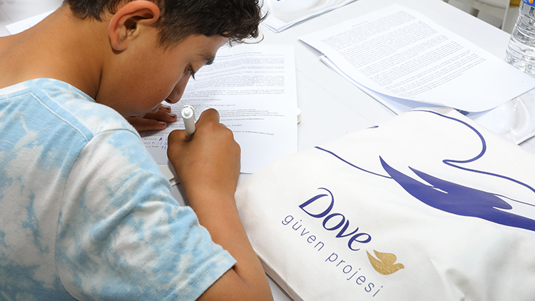 Dove ve UNICEF depremden etkilenen bölgelerdeki̇ gençler ve aileleri̇ için iş birliğini duyurdu… Dove ve UNICEF depremden etkilenen bölgelerdeki̇ gençler ve aileleri̇ için iş birliğini duyurdu…