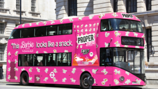 Barbie otobüsü kalkıyor - Barbie Londra Prömiyeri