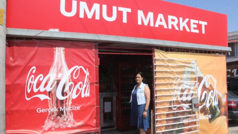 Coca-Cola deprem bölgesinde ekmek teknesi oldu Coca-Cola deprem bölgesinde ekmek teknesi oldu