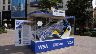 Visa'nın dev "Mavi Düdük"leri İstanbul sokaklarında...