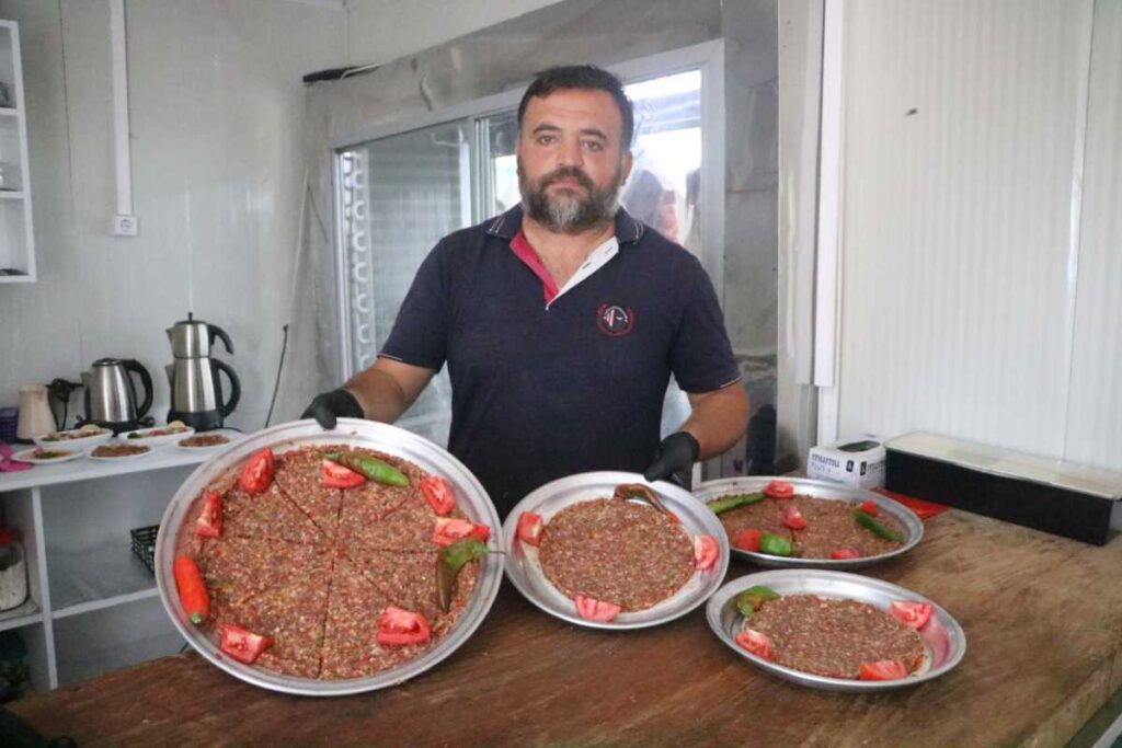 Coca-Cola deprem bölgesinde ekmek teknesi oldu Coca-Cola deprem bölgesinde ekmek teknesi oldu