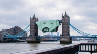 Kampanyada Nike ve Chelsea FC, takımının yeni formasını Londra'daki Tower Bridge köprüsünün üzerinde dalgalandırıyor.