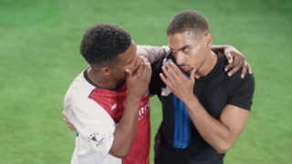 Futbolcular konuşurken neden sürekli ağzını kapatıyor? Futbolcular ağızlarını kapatarak ne fısıldaşıyor
