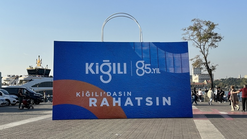 Sanal değil, gerçek: Dev Kiğılı poşetleri İstanbul sokaklarında… Sanal değil, gerçek: Dev Kiğılı poşetleri İstanbul sokaklarında…