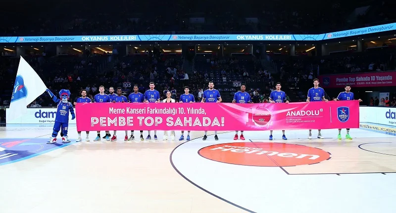 Pembe Top 10’uncu yılında Cansu Dere’nin elinden havalandı Pembe Top 10’uncu yılında Cansu Dere’nin elinden havalandı