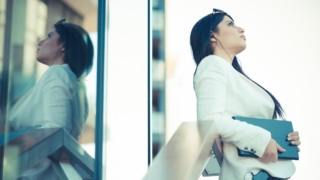 Cam tavanlar kırılsa da kadın liderlerin ayağına batıyor!