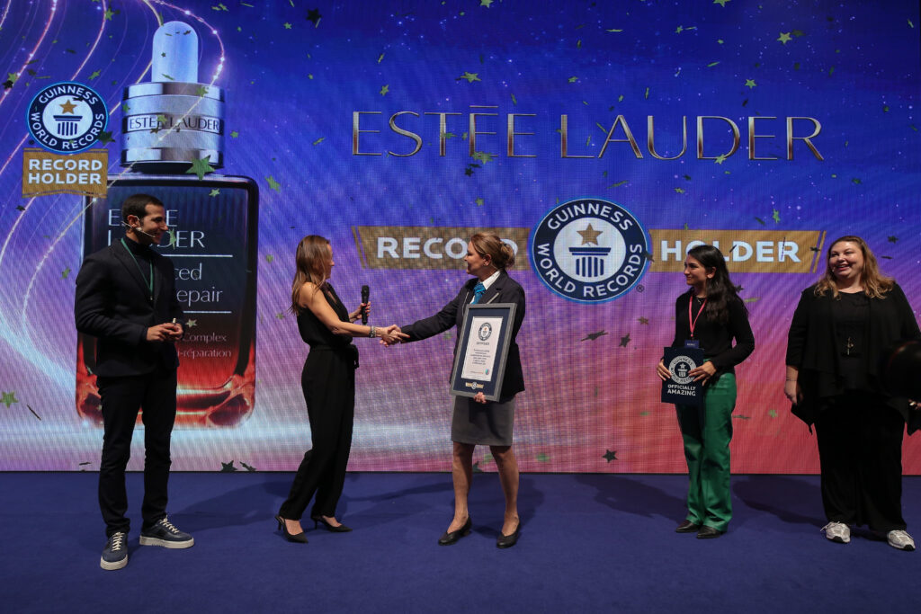 Estée Lauder Türkiye, ikonik ürünü Advanced Night Repair ile Guinness Dünya Rekoruna imza attı Estée Lauder Türkiye, ikonik ürünü Advanced Night Repair ile Guinness Dünya Rekoruna imza attı
