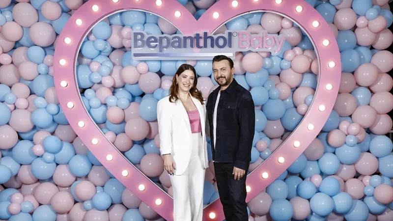 Hazal Kaya ve Ali Atay Bepanthol Baby Lansmanı’nda ebeveynlik deneyimlerini paylaştı Hazal Kaya ve Ali Atay Bepanthol Baby Lansmanı’nda ebeveynlik deneyimlerini paylaştı