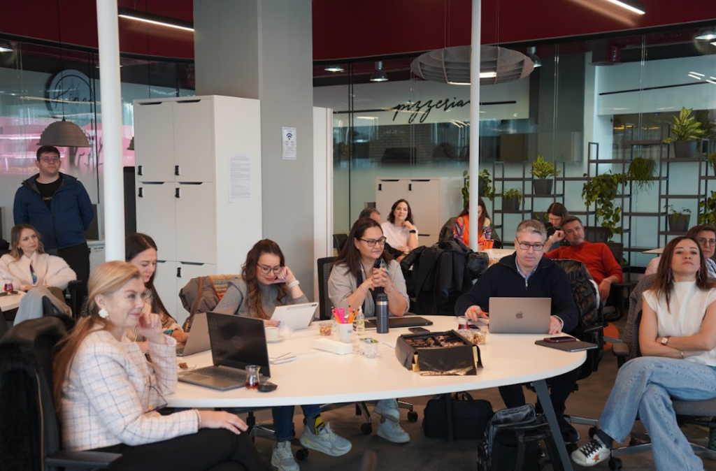 Marketing Türkiye C-Suite AI Akademi ile pazarlama sektörüne özel tasarlanan ilk AI eğitimi başladı... Marketing Türkiye C-Suite AI Akademi ile pazarlama sektörüne özel tasarlanan ilk AI eğitimi başladı...