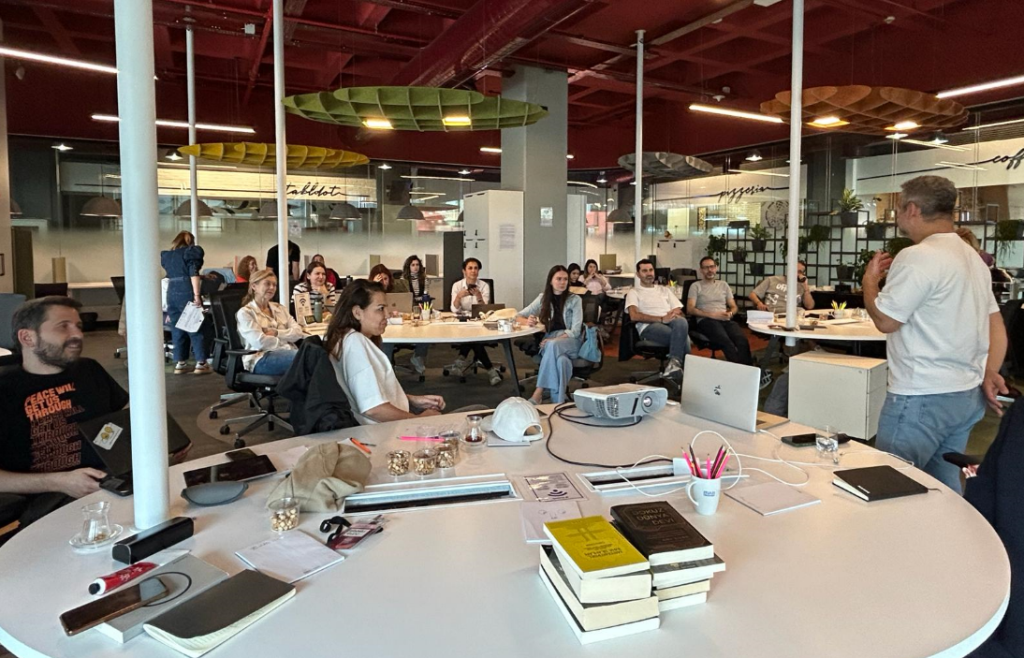 Pazarlama sektörünün ilk AI eğitimi “Marketing Türkiye C-Suite AI Akademi” yoğun bir katılımla gerçekleşti… Pazarlama sektörünün ilk AI eğitimi “Marketing Türkiye C-Suite AI Akademi” yoğun bir katılımla gerçekleşti…