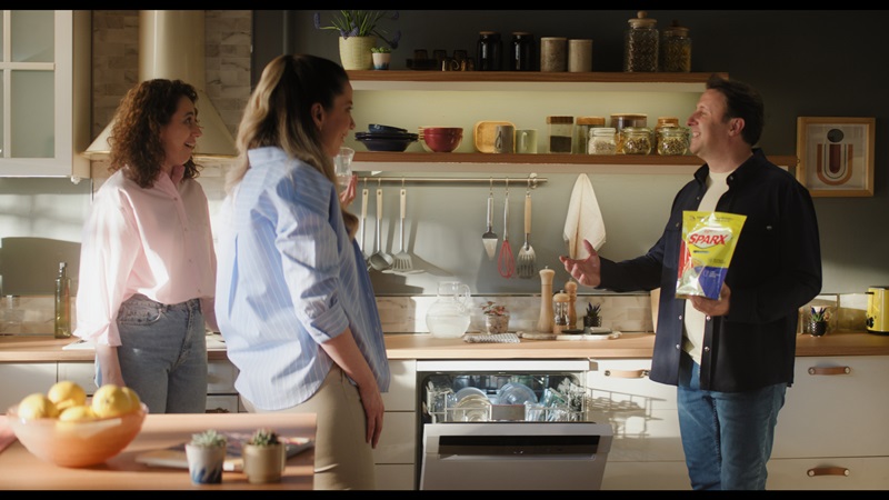 Asperox'un yeni bulaşık makinesi kapsülü Sparx İlker Ayrık ile ekranlarda Asperox'un yeni bulaşık makinesi kapsülü Sparx İlker Ayrık ile ekranlarda