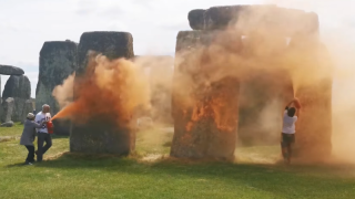 İklim aktivistleri Stonehenge'i turuncuya boyadı