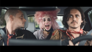 İsyan başladı: Asiler, elitlerin elektrikli araçlarına el koyuyor