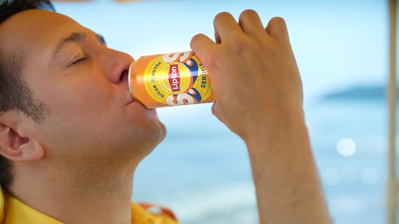 Sarp Apak Lipton Ice Tea S.O.S ekibinin başına geçti Sarp Apak Lipton Ice Tea S.O.S ekibinin başına geçti