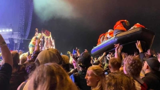 Banksy, kalabalıkların arasında mülteci botu yüzdürdü