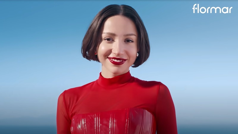 Zeynep Bastık “Işıltınla parla” diyor Zeynep Bastık “Işıltınla parla” diyor